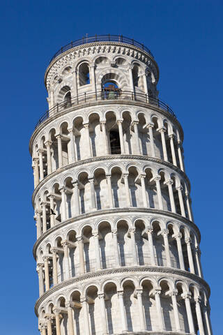 Italien, Toskana, Pisa, Blick auf den Schiefen Turm vor blauem Himmel, lizenzfreies Stockfoto