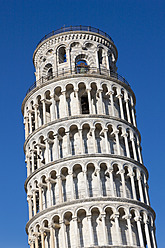 Italien, Toskana, Pisa, Blick auf den Schiefen Turm vor blauem Himmel - FOF003558