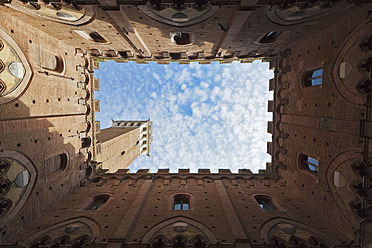 Italien, Toskana, Siena, Torre del Mangia, Blick auf den Palazzo Pubblico vom Innenhof aus - FOF003560