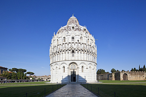 Italien, Toskana, Pisa, Piazza dei Miracoli, Blick auf das Baptisterium - FOF003561