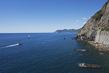 Italien, Ligurien, Cinque Terre, Blick auf die Via Dell'Amore entlang der Klippen des Mittelmeers - GWF001573