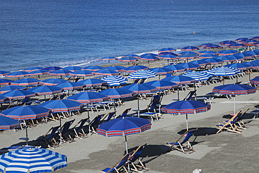 Italien, Ligurien, Cinque Terre, Deiva Marina, Blick auf Sonnenschirm und Liegestühle am Strand des Mittelmeers - GWF001551