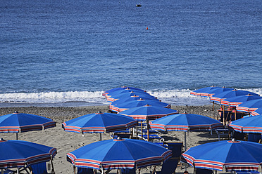 Italien, Ligurien, Cinque Terre, Deiva Marina, Blick auf Sonnenschirm und Liegestühle am Strand des Mittelmeers - GWF001552