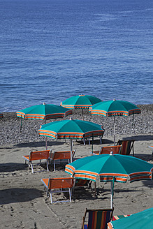 Italien, Ligurien, Cinque Terre, Deiva Marina, Blick auf Sonnenschirm und Liegestühle am Strand des Mittelmeers - GWF001553