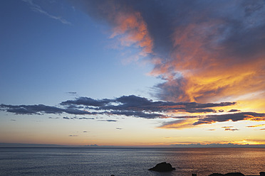 Italy, Liguria, Cinque Terre, View of sunset at Mediteranean Ocean - GWF001555