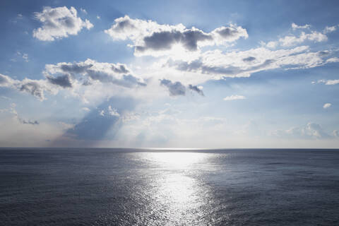 Italien, Ligurien, Blick auf Sonnenstrahlen am Mittelmeer, lizenzfreies Stockfoto