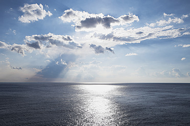 Italy, Liguria, View of sunbeams at Mediteranean Ocean - GWF001558