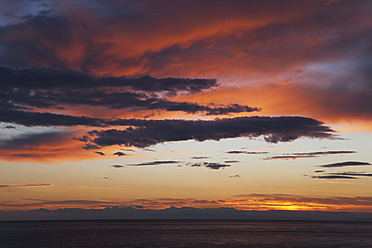 Italien, Ligurien, Blick auf den Sonnenuntergang am Mittelmeer - GWF001559