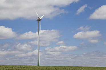 Deutschland, Rheinland-Pfalz, Eifel, Blick auf Windkraftanlage gegen bewölkten Himmel - GWF001560