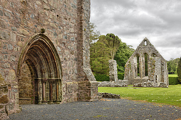 Vereinigtes Königreich, Nordirland, County Down, Blick auf die Ruine Grey Abbey - SIEF001741