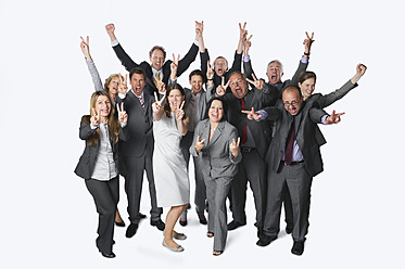 Große Gruppe von Geschäftsleuten mit Siegeszeichen vor weißem Hintergrund - WESTF016985