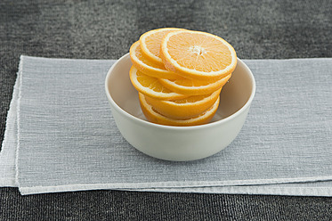 Slices of orange in bowl, close up - ASF004391