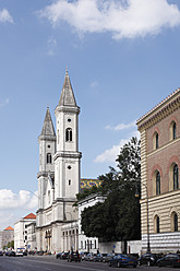 Deutschland, Bayern, München, Ludwigstraße, Blick auf die Universitätskirche St. Ludwig - SIE001778