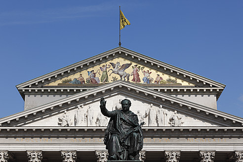 Deutschland, Bayern, München, Max-Joseph-Platz, Blick auf das Denkmal von Max-Joseph I. vor dem Nationaltheater - SIE001773