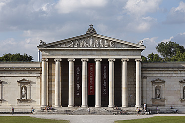 Deutschland, Bayern, Oberbayern, München, Blick auf den Königsplatz mit Glyptothek - SIE001762