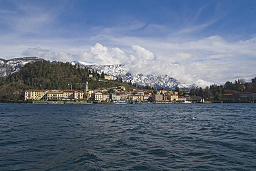 Italien, Como, Blick auf die Stadt mit dem Comer See - HKF000446