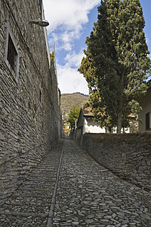 Italy, Como, Empty old narrow stone street - HKF000448
