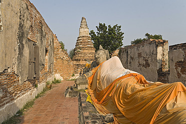 Thailand, Ayutthaya, Buddha-Statue im Tempel - HKF000450