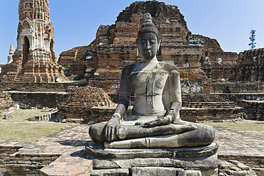 Thailand, Ayutthaya, Buddha-Statue im Tempel - HKF000455