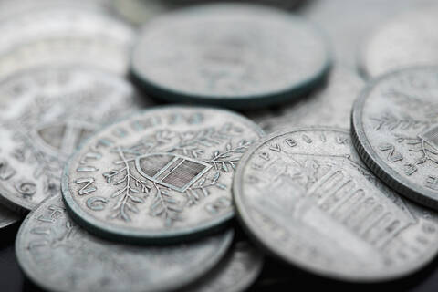Vielfalt von Silbermünzen, Nahaufnahme, lizenzfreies Stockfoto