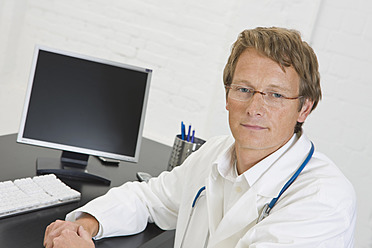 Germany, Doctor in clinic, smiling, portrait - HKF000464