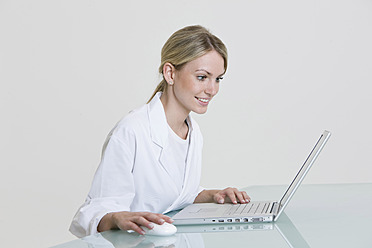 Medizinische Sekretärin mit Laptop - HKF000467