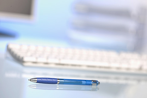 Modern office desktop with pen, close up - HKF000402