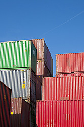 Deutschland, Baden-Württemberg, Stuttgart, Blick auf gestapelte Frachtcontainer im Containerhafen - WDF001028