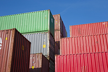 Deutschland, Baden-Württemberg, Stuttgart, Blick auf gestapelte Frachtcontainer im Containerhafen - WDF001027