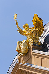 Deutschland, Thüringen, Gera, Blick auf die Genius-Skulptur auf dem Dach des Theatergebäudes - WD001024