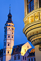 Deutschland, Thüringen, Gera, Blick auf das Rathaus und die dekorierte Stadtapotheke am Marktplatz - WD001019