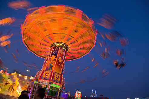 Deutschland, München, Blick auf fahrendes Karussell beim Oktoberfest in der Nacht - HSIF000129