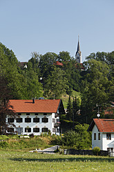 Deutschland, Bayern, Oberbayern, Mangfalltal, Talschaft, Blick auf Häuser in Hohendilching - SIEF001814