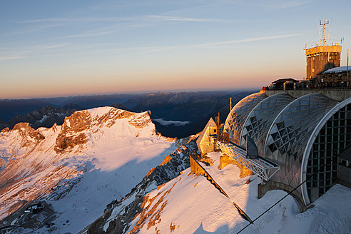 Europa, Deutschland, Bayern, Wettersteingebirge, Blick auf Wetterstation und Plattform auf der Zugspitze - FOF003579