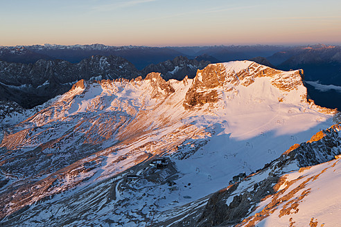 Österreich, Deutschland, Bayern, Wettersteingebirge, Blick von der Zugspitzplattform zum Zugspitzplatt - FOF003580