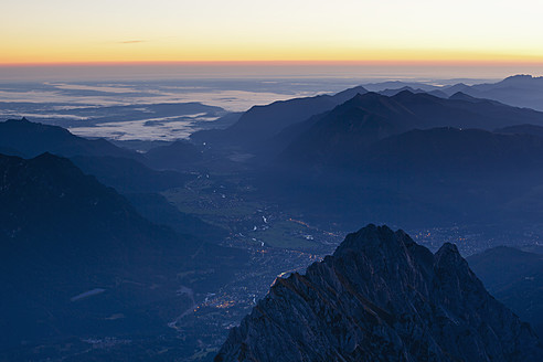 Deutschland, Bayern, Blick von der Zugspitzplattform über die Stadt, die Alpen und das Wettersteingebirge - FOF003582