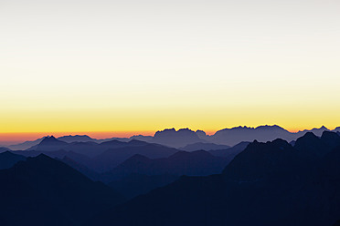 Österreich, Deutschland, Bayern, Wettersteingebirge, Blick von der Zugspitzplattform über die Alpen - FOF003583