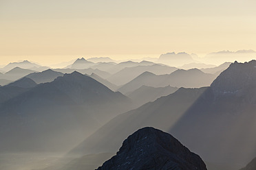 Österreich, Deutschland, Bayern, Wettersteingebirge, Blick von der Zugspitzplattform über die Alpen bei Sonnenaufgang - FOF003587