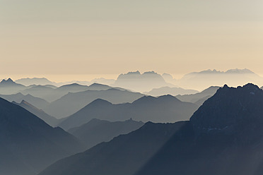 Österreich, Deutschland, Bayern, Wettersteingebirge, Blick von der Zugspitzplattform über die Alpen bei Sonnenaufgang - FOF003588