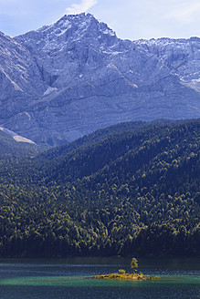 Deutschland, Bayern, Bayerische Alpen, Blick auf den Eibsee mit Zugspitze und Wettersteingebirge - FOF003574