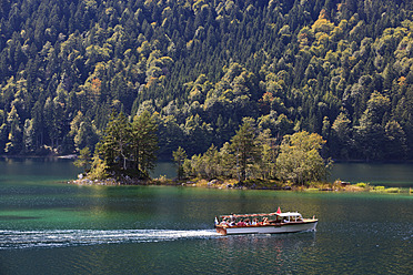 Deutschland, Bayern, Blick auf den Eibsee mit Fähre - FOF003573