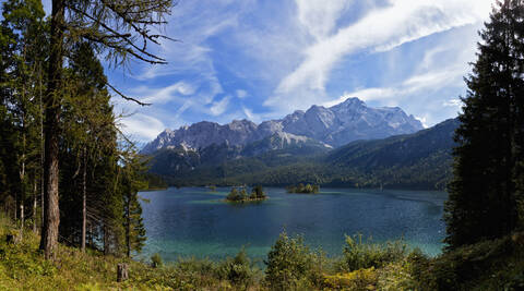 Deutschland, Bayern, Bayerische Alpen, Blick auf den Eibsee mit Zugspitze und Wettersteingebirge, lizenzfreies Stockfoto