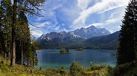 Deutschland, Bayern, Bayerische Alpen, Blick auf den Eibsee mit Zugspitze und Wettersteingebirge - FOF003572