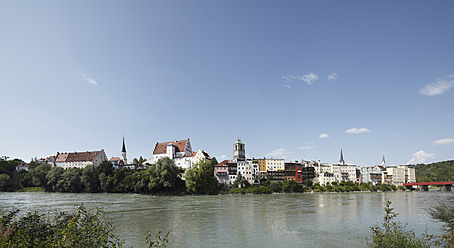 Deutschland, Bayern, Oberbayern, Wasserburg am Inn, Ansicht der Stadt mit Inn - SIEF001805