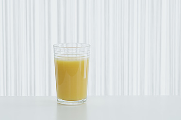Glas Orangensaft auf dem Tisch - ASF004406