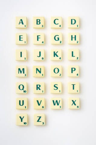 ABC-Buchstabe von Scrabble-Spiel auf weißem Hintergrund, lizenzfreies Stockfoto