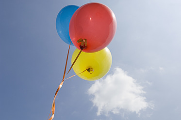 Deutschland, Bayern, Drei bunte Ballons in blauem Himmel - CRF002101
