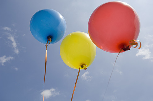 Deutschland, Bayern, Drei bunte Ballons in blauem Himmel - CRF002098