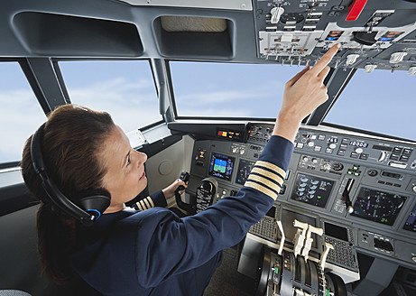Deutschland, Bayern, München, Frau Flugkapitän steuert Flugzeug aus dem Cockpit - WESTF017036