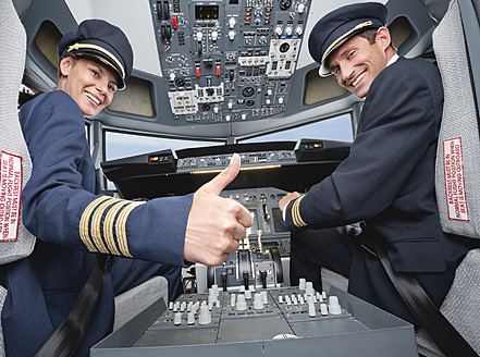 Deutschland, Bayern, München, Pilot und Co-Pilot steuern Flugzeug aus dem Cockpit des Flugzeugs - WESTF017043